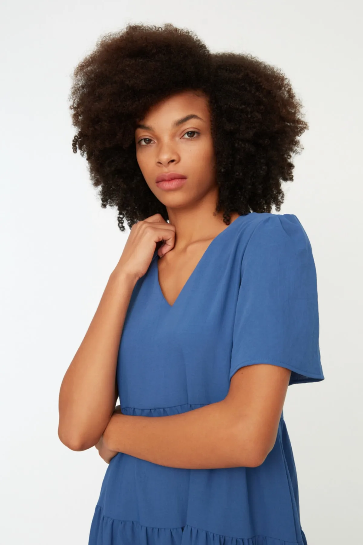Trendyol Collection  Weit geschnittenes Mini-Webkleid in Indigo TWOSS20EL0400