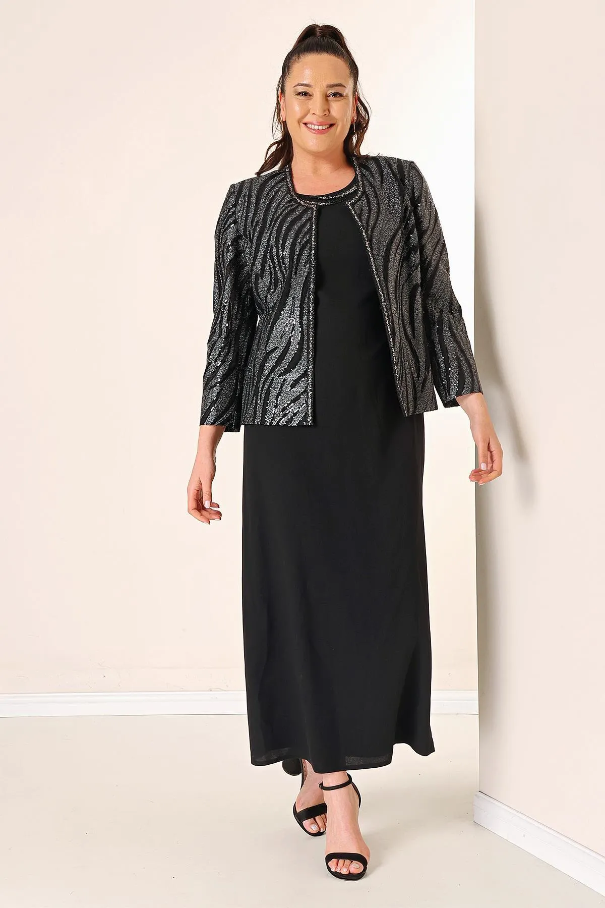 By Saygı  Zweiteiliges Set mit Paillettenjacke, gefüttertem Kreppkleid mit Halbmondärmeln und Übergröße