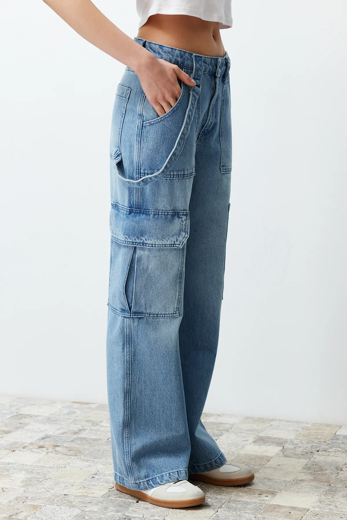 Trendyol Collection  Blaue Jeans mit hoher Taille und weitem Bein und Taschendetail TWOSS24JE00179