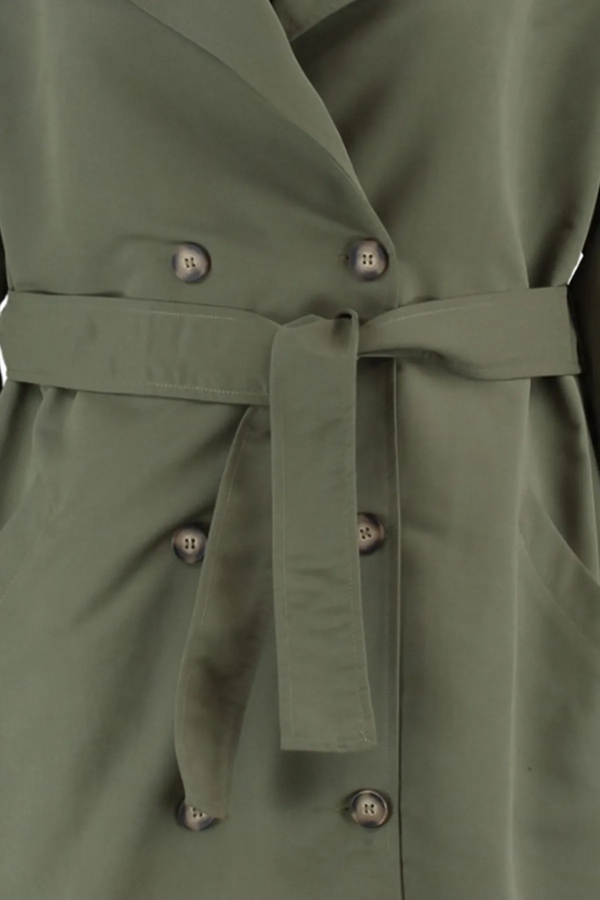 Trendyol Curve  Khakifarbener Trenchcoat mit Schulterklappen, detailliertem Jackenkragen und Gürtel, breiter Passform TBBAW23BM00001