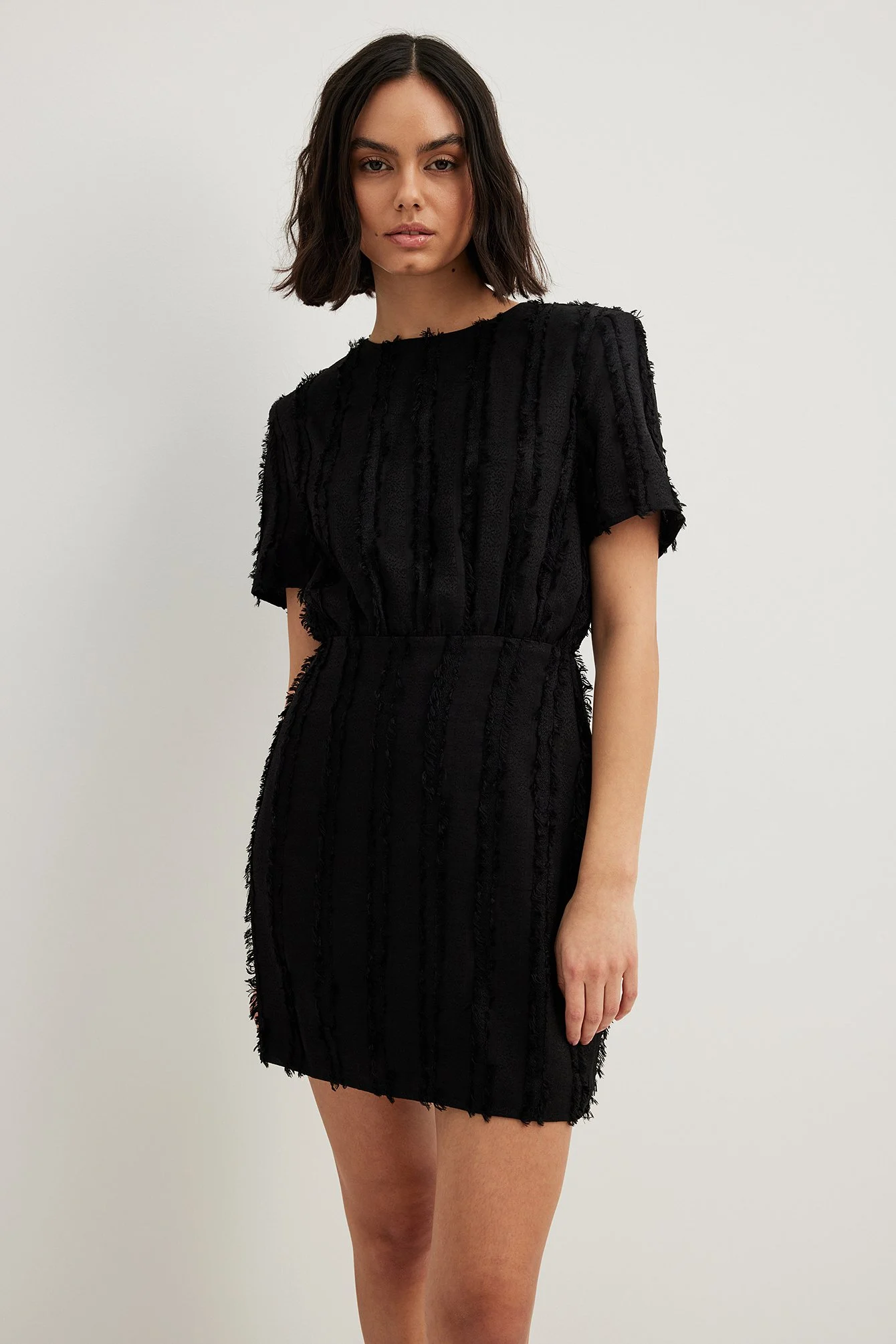 Fransiges Minikleid mit kurzen Ärmeln