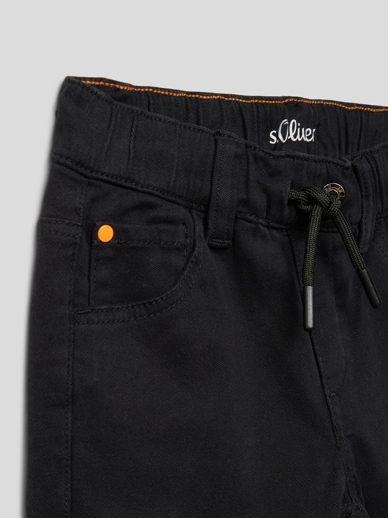 Slim Fit Stoffhose mit elastischem Bund in schwarz