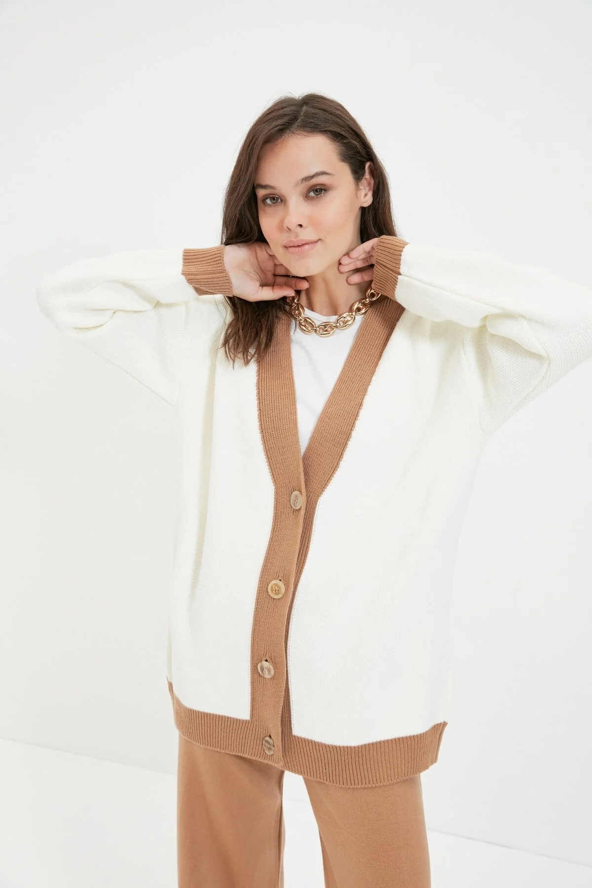 Trendyol Modest  Kamelfarbenes Strickset mit Cardigan und Hose mit Streifendetail TCTAW22AU0156
