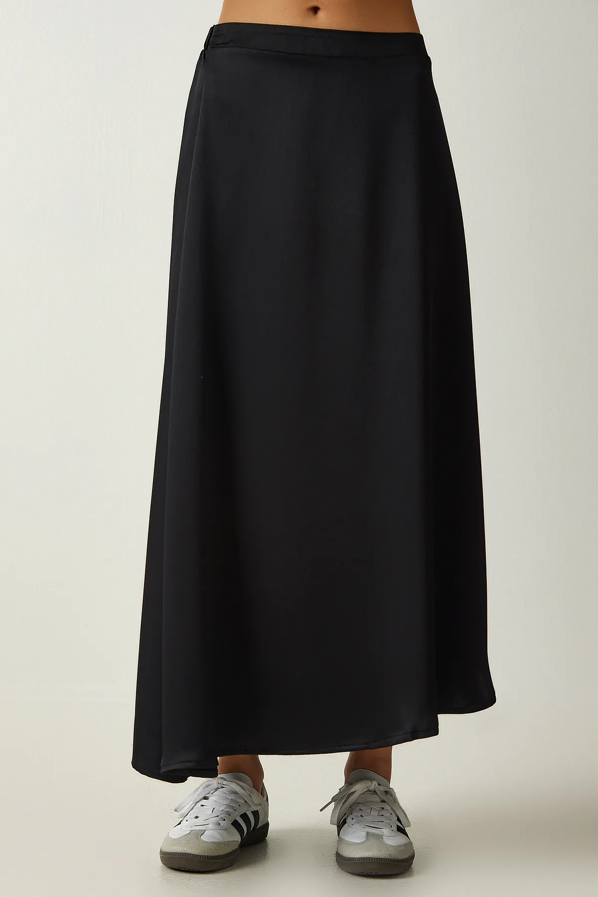 Happiness İstanbul  Schwarzer asymmetrisch geformter Satin-Oberflächenrock für Damen UB00218