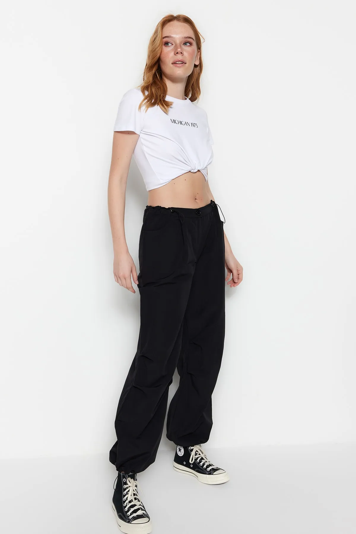 Trendyol Collection  Schwarze Jogger-Hose aus elastischem Webstoff mit normaler Taille TWOSS23PL00158