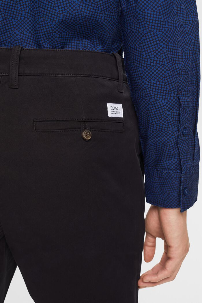 Schmal geschnittene Chino aus Baumwolltwill