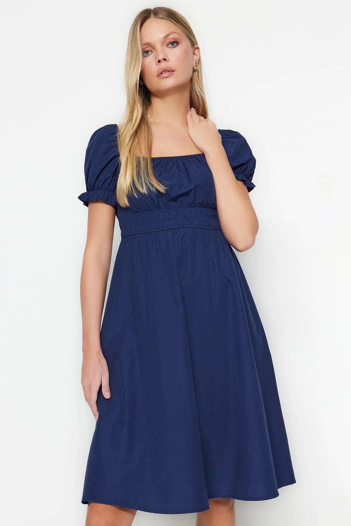 Trendyol Collection  Marineblaues Midi-Webkleid mit Ballonärmeln und Taillenöffnung TWOSS22EL1768