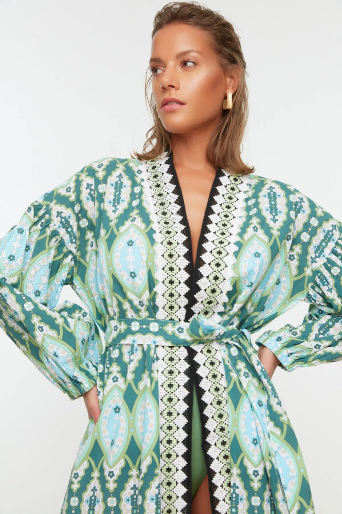 Trendyol Collection  Maxi-Kimono und Kaftan aus 100 % gewebter Baumwolle mit ethnischem Muster, Gürtel und Bandzubehör TBESS22KM0006