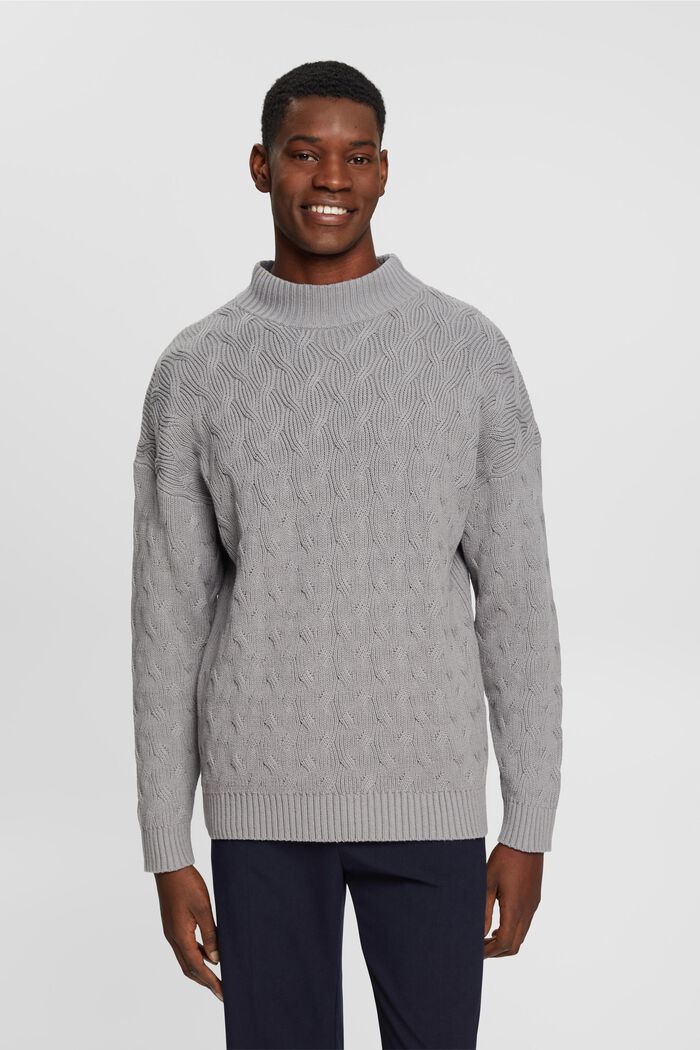 Grobstrickpullover mit Zopfmuster