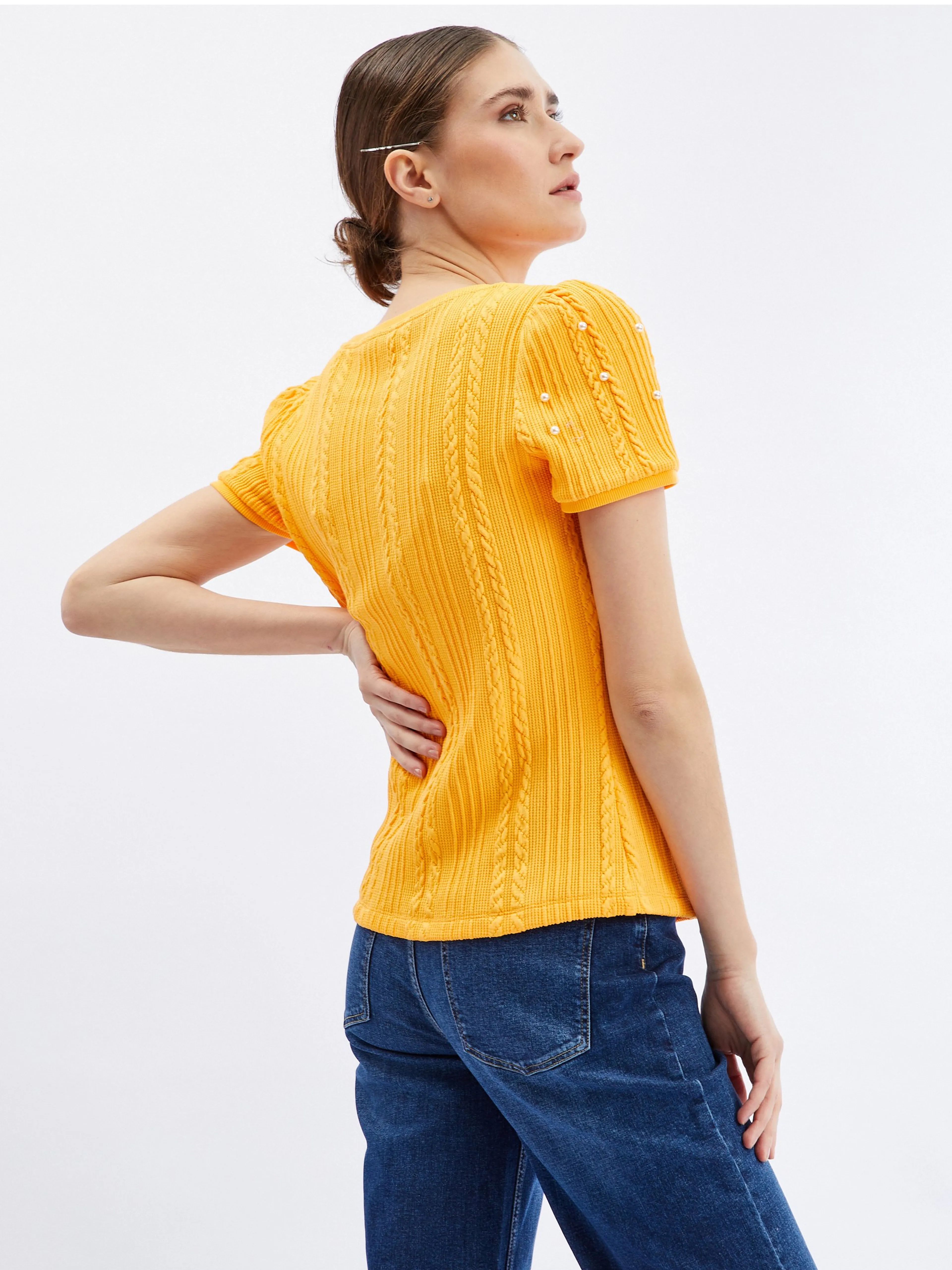 Gelbes Damen-T-Shirt mit dekorativen Details ORSAY