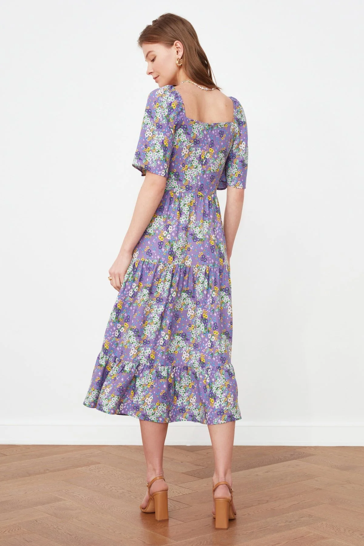 Trendyol Collection  Lilafarbenes, gewebtes Midi-Kleid in A-Linie mit Ballonärmeln und Blumendruck TWOSS20EL2323