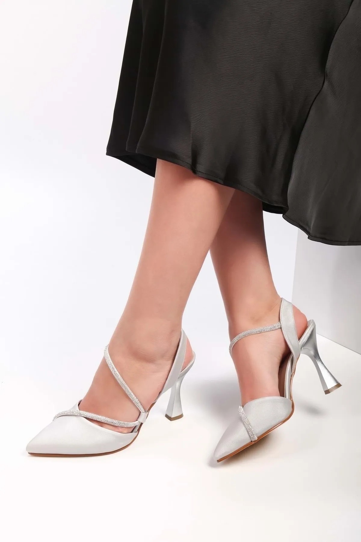 Shoeberry  Damen-Schuhe mit Absatz aus Silvy-Satin-Stein in Silber