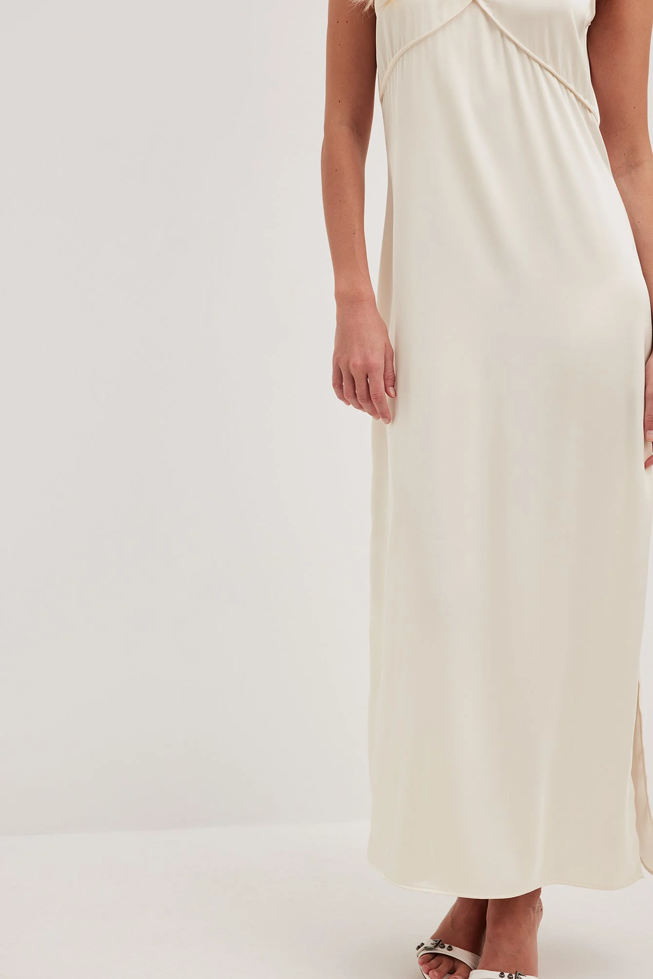 Maxikleid aus Satin mit Schlitzdetail