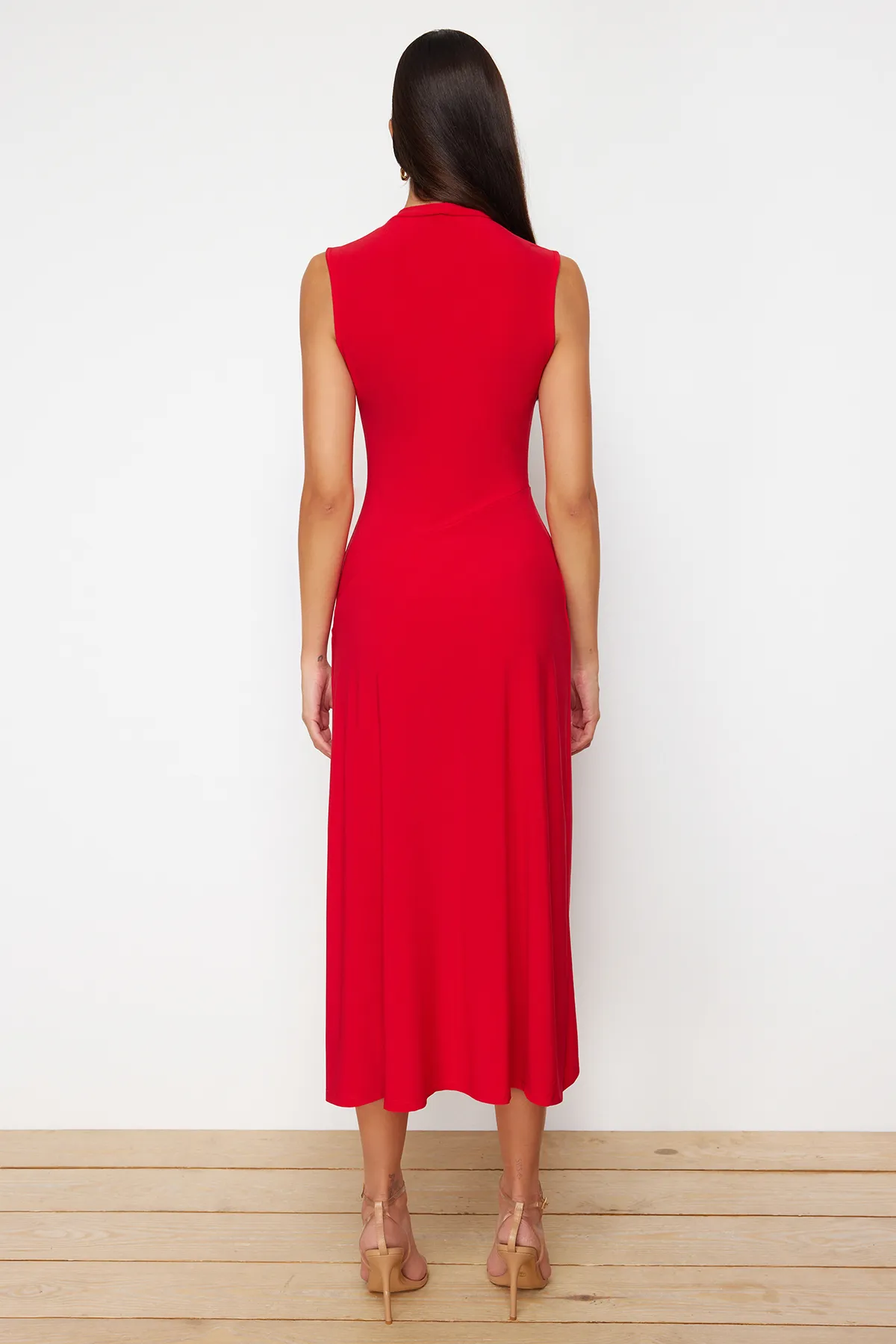 Trendyol Collection  Rotes asymmetrisches Stehkragen-Midikleid mit ärmellosen Ärmeln und Stretch-Strick TWOSS24EL00814
