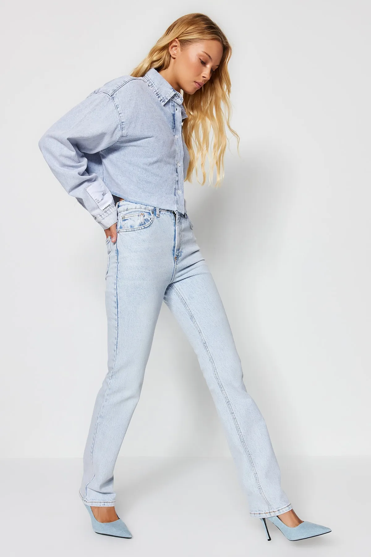 Trendyol Collection  Hellblaue Schlagjeans mit hoher Taille TWOAW23JE00657