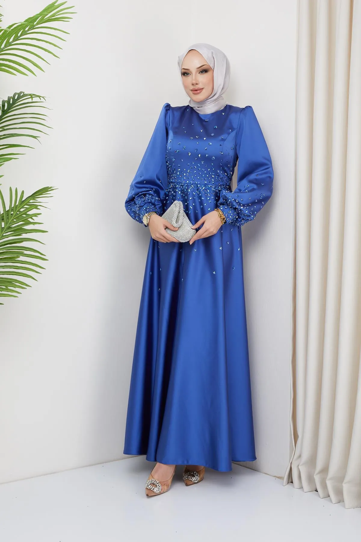 Olcay  Satin-Abendkleid mit verteilten Steindetails vorne und an den Ärmeln INDİGO 1658