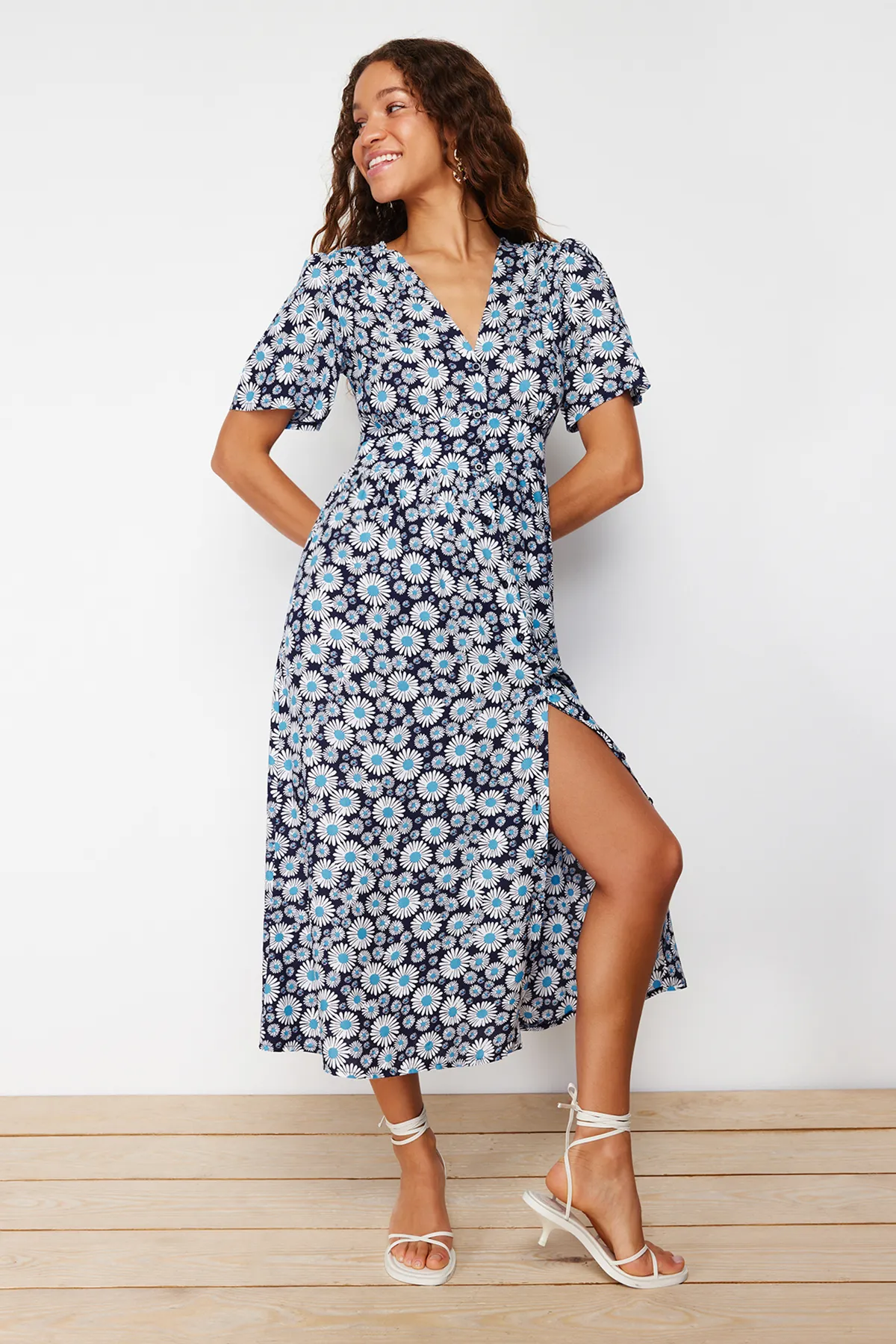 Trendyol Collection  Blaues, gewebtes Midi-Hemdkleid mit Blumenmuster und V-Ausschnitt TWOSS24EL00518