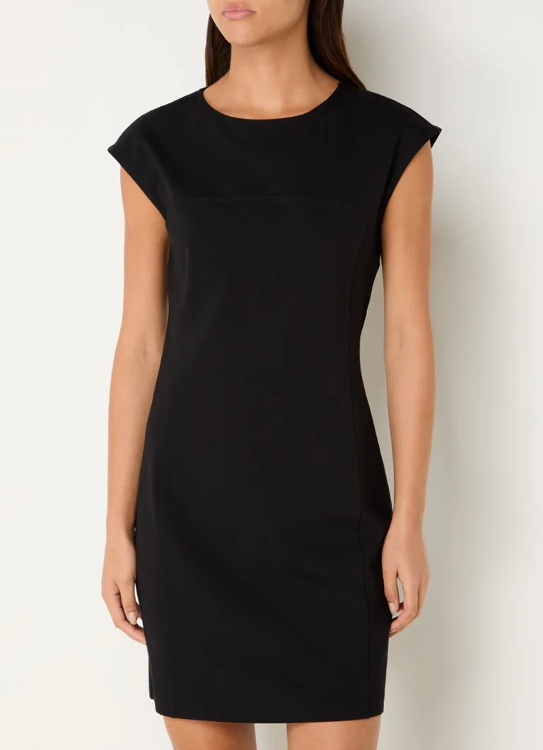 Rochie mini mulată de la Benetton, cu decolteu rotund.