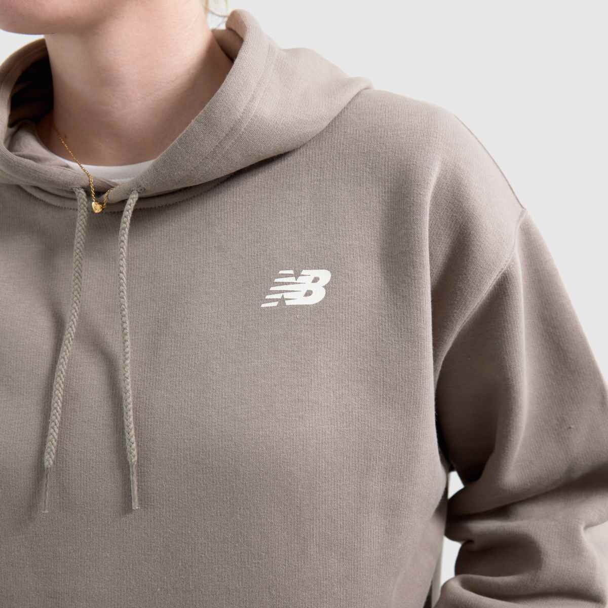 New Balance Club kapucnis pulóver barna színben