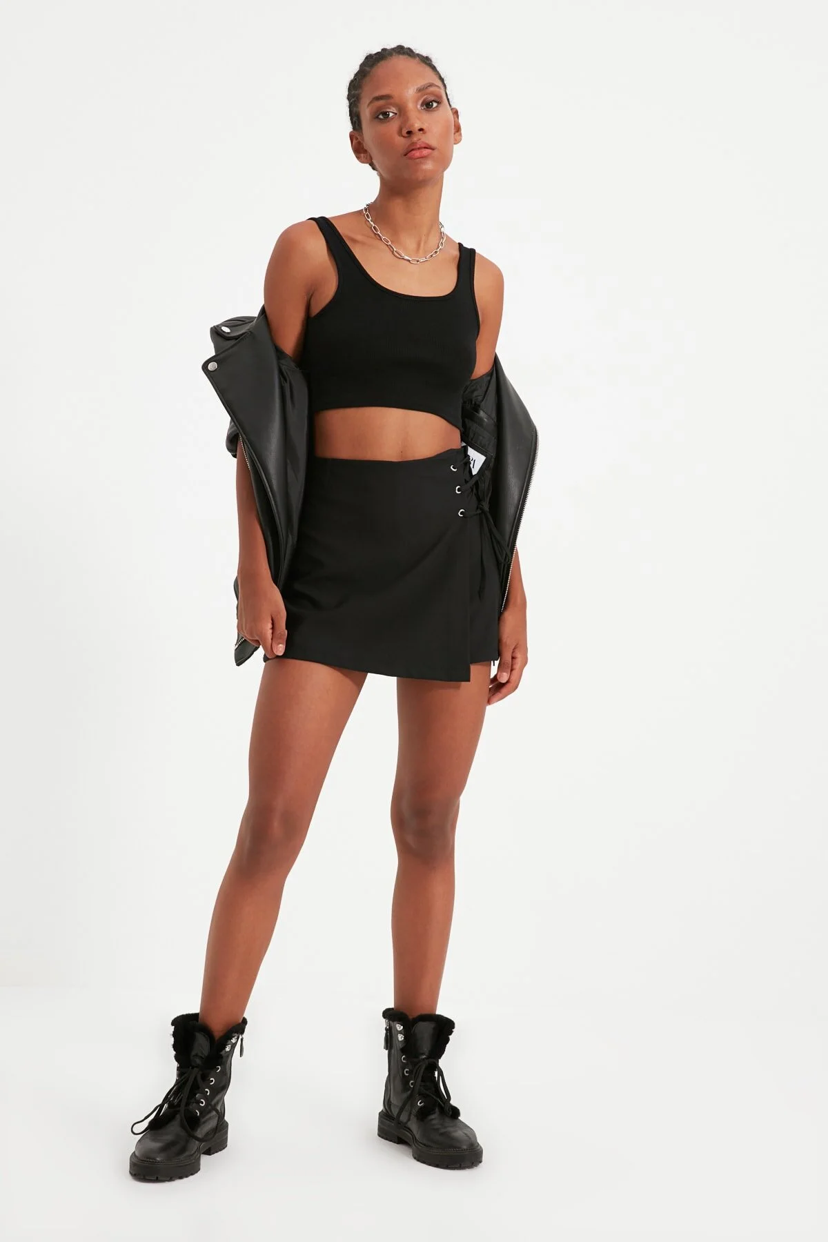 Trendyol Collection  Schwarzer gewebter Shortsrock mit Einfassung und Ösendetail TWOAW21SR0038