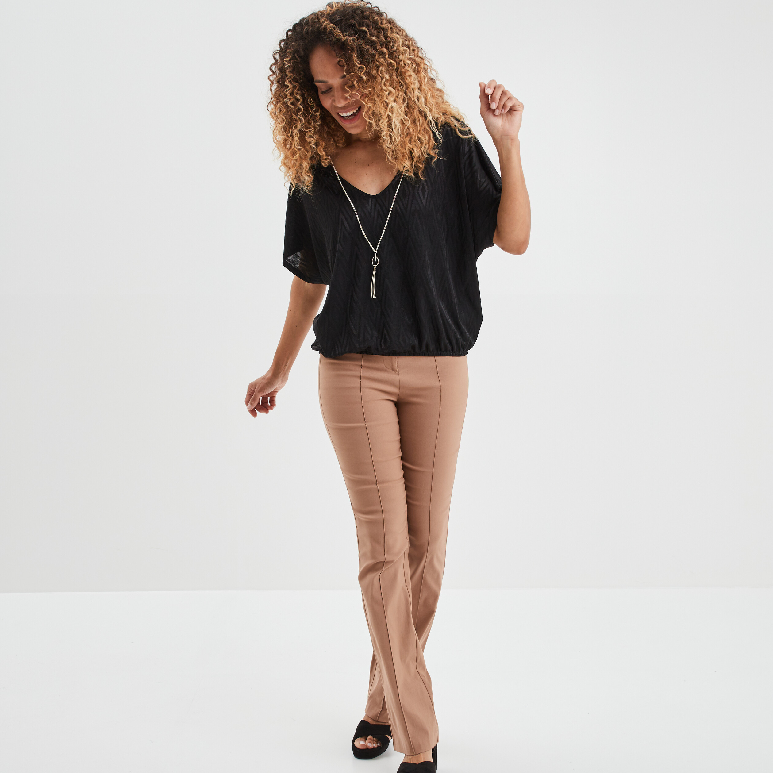 T-shirt col en V bijou Mosquitos noir femme | La Halle