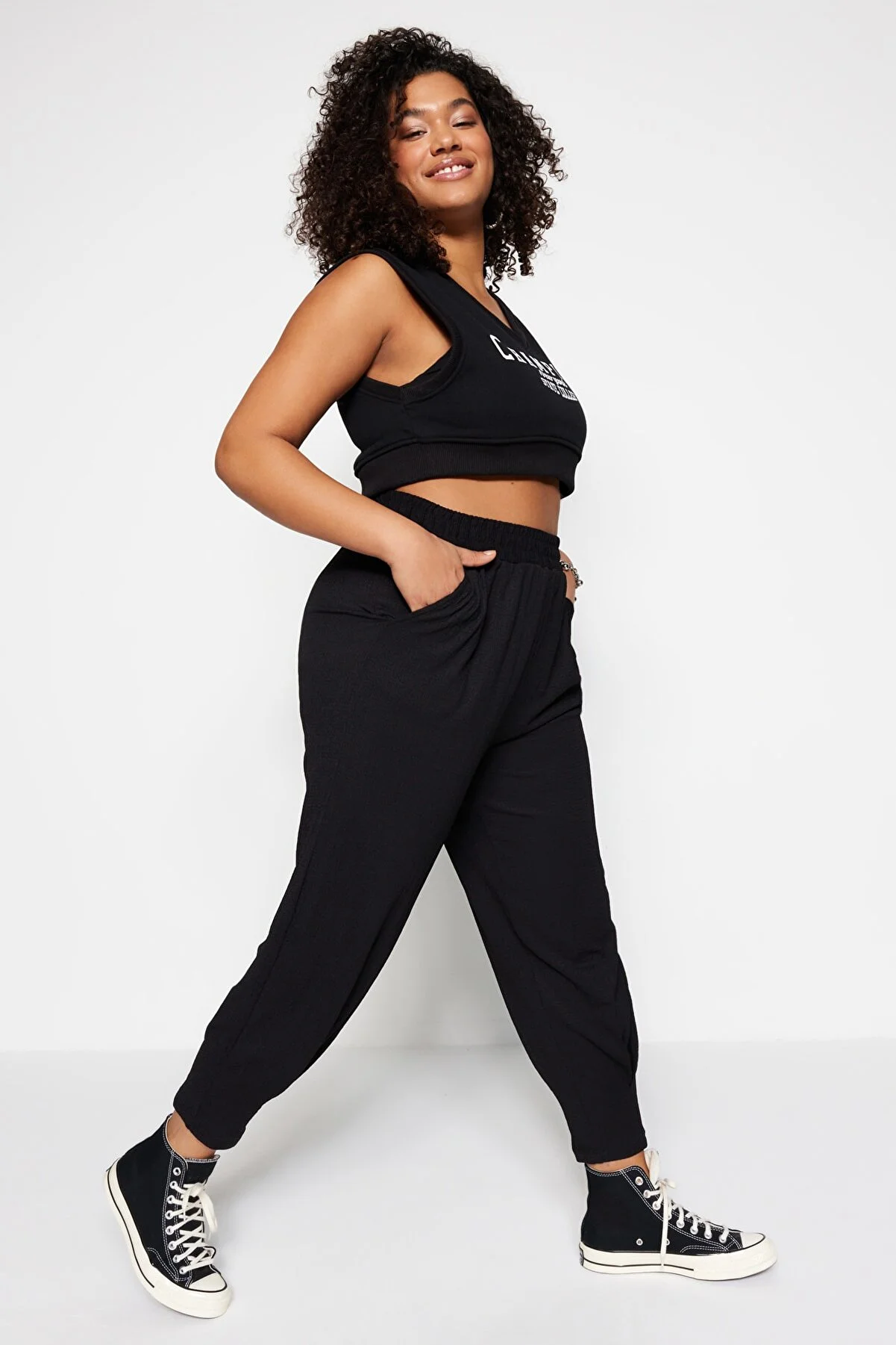 Trendyol Curve  Schwarze Karotten-Strickhose mit elastischem Bund TBBSS23AR00002