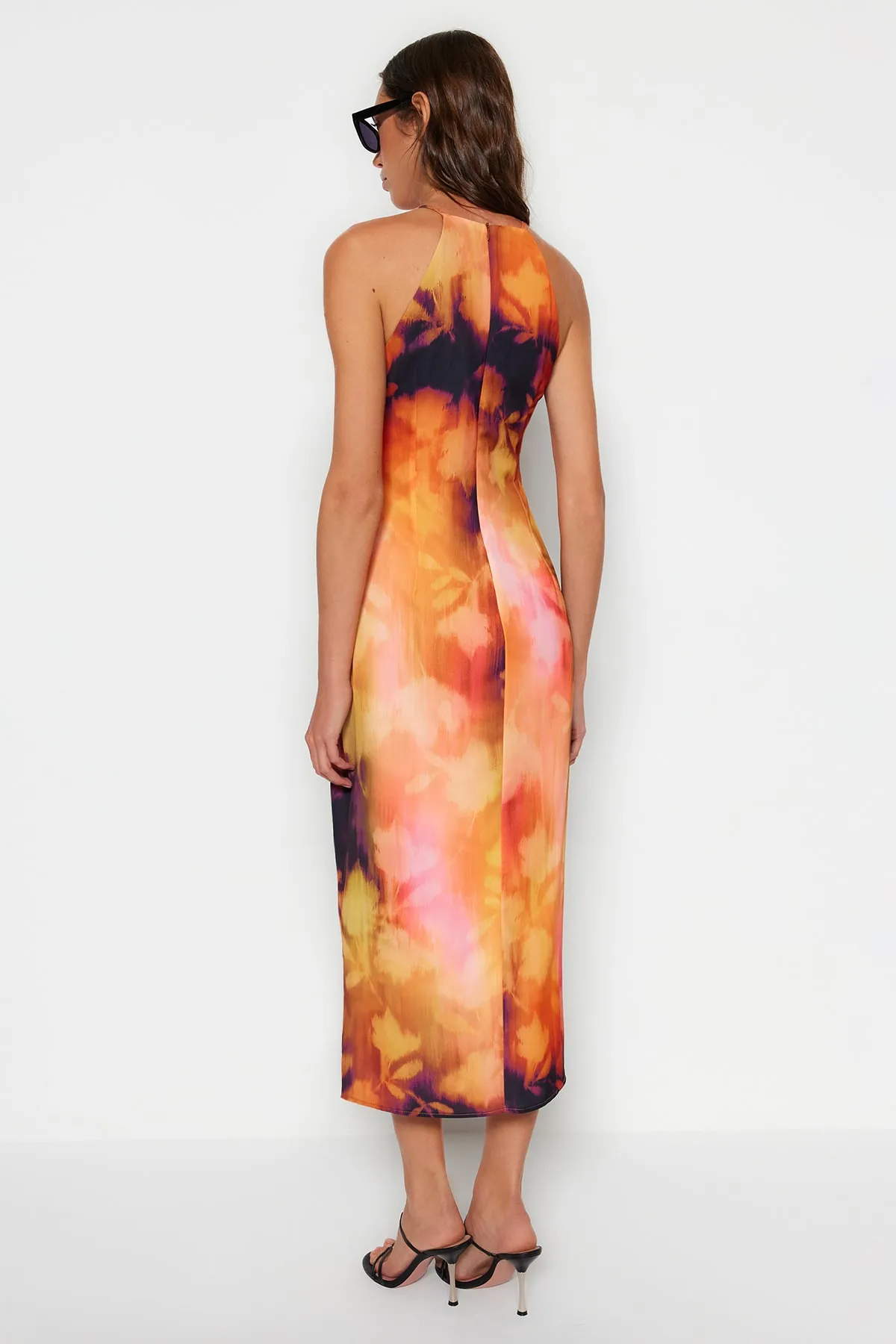Trendyol Collection  Orangefarbenes Neckholder-Midikleid mit gemustertem Webmuster TWOSS23EL02417