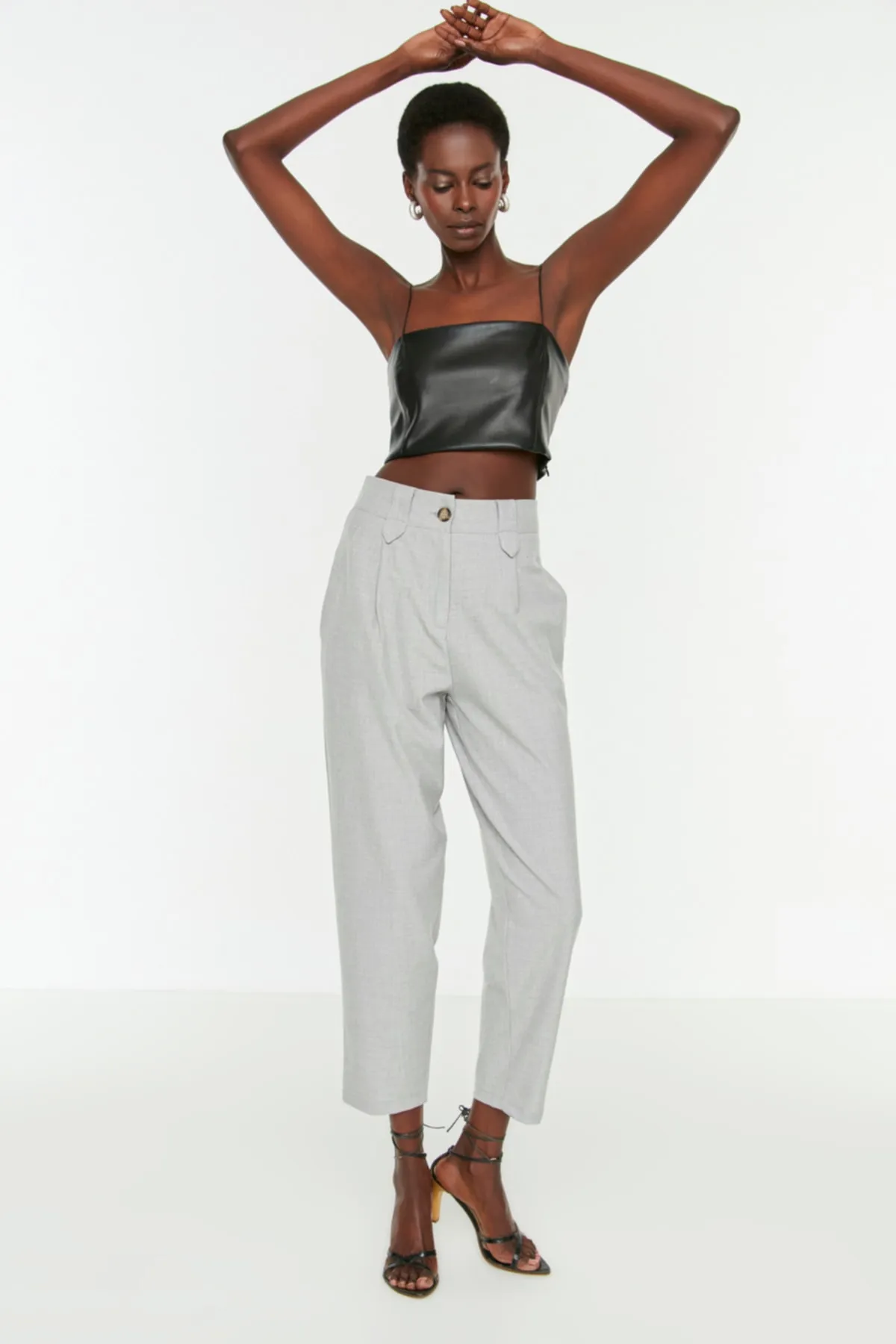 Trendyol Collection  Graue Karottenhose aus Polyviscon-Gewebe mit hoher Taille TWOSS22PL0280