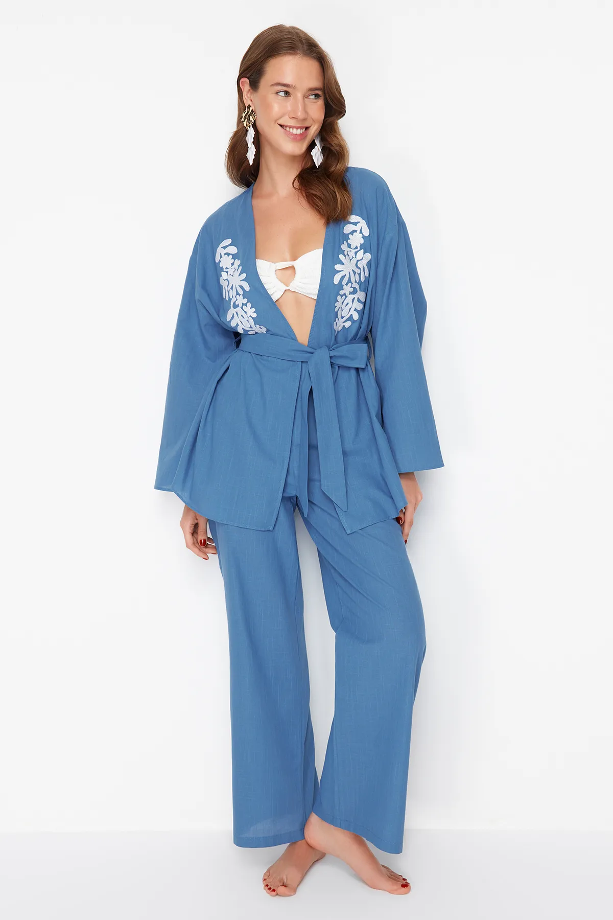 Trendyol Collection  Blaues, gewebtes, besticktes Kimono-Hosen-Set mit Gürtel TBESS24AU00071