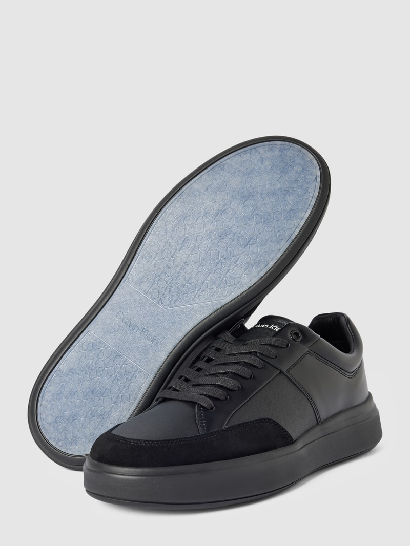 Sneaker mit Label-Details in schwarz