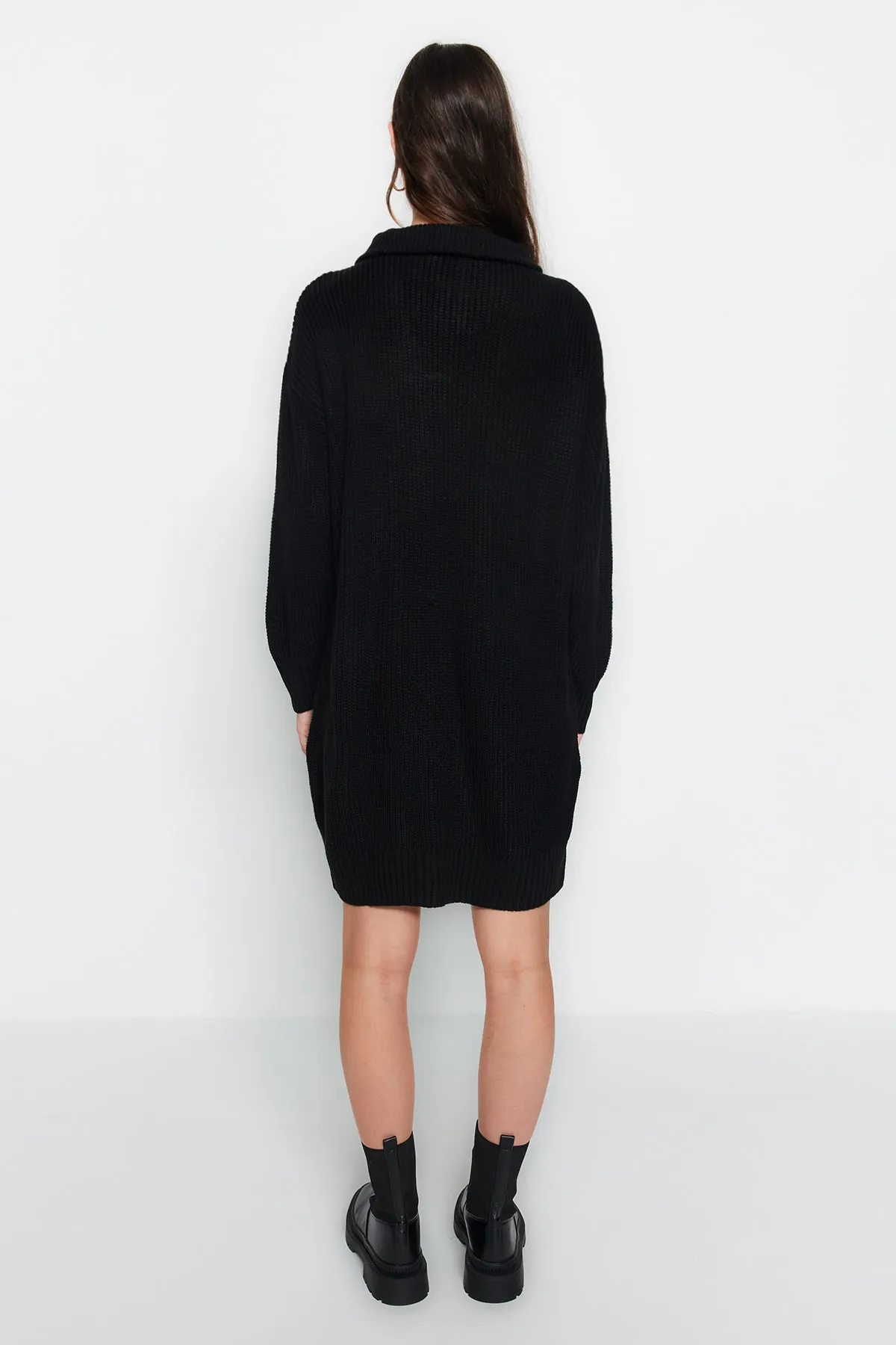 Trendyol Collection  Schwarzes Mini-Strickkleid mit Reißverschluss TWOAW24EL00062