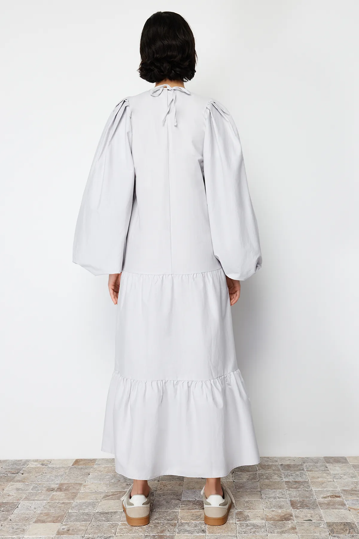 Trendyol Modest  Juwelenbesetztes Kleid mit Ballonärmeln und mehrlagigem Baumwollgewebe TCTSS24EB00070