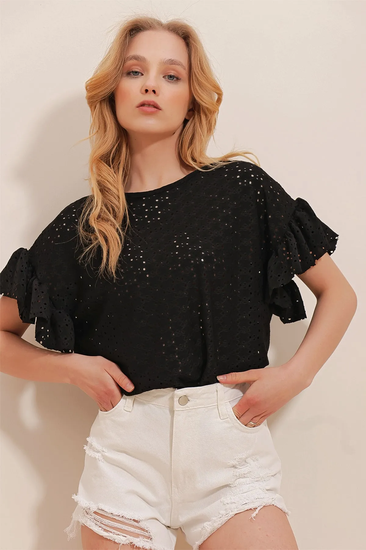 Trend Alaçatı Stili  Schwarze Muschelbluse mit Rundhalsausschnitt für Damen ALC-X10013