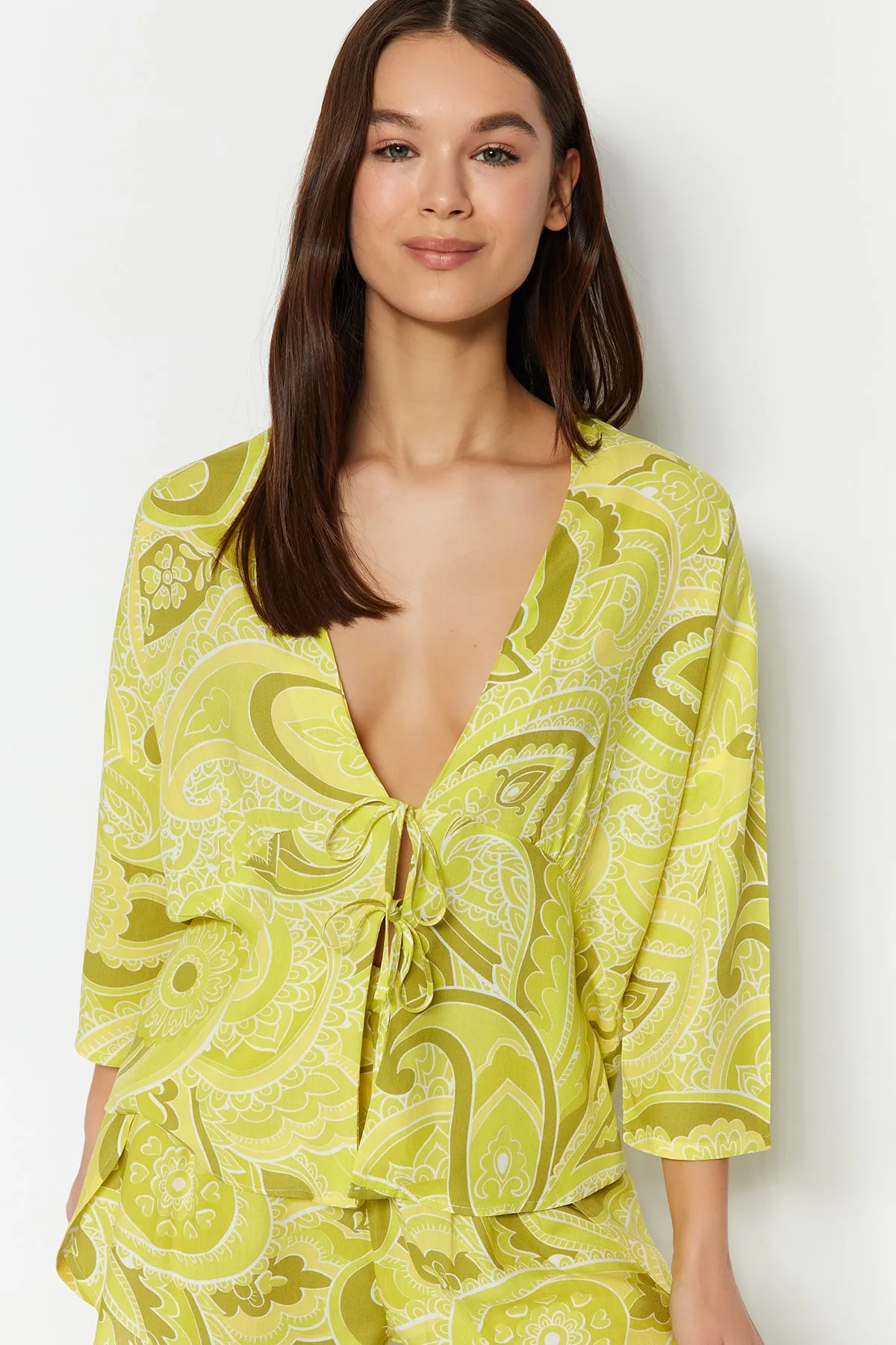 Trendyol Collection  Mehrfarbig gemustertes Pyjama-Set aus Viskose-Shirt und Shorts mit Schnürung THMSS23PT00165