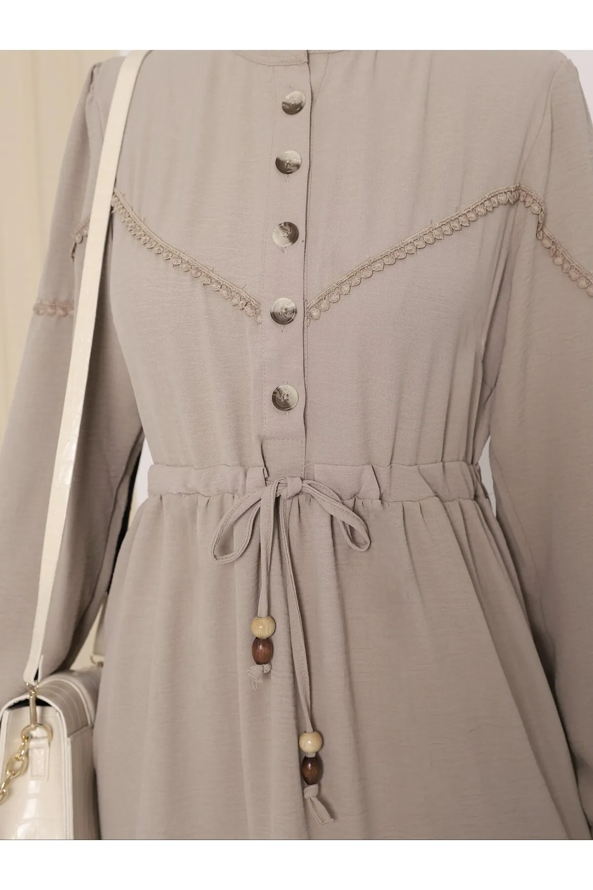 Modamorfo  Halb geknöpftes Spitzenkleid