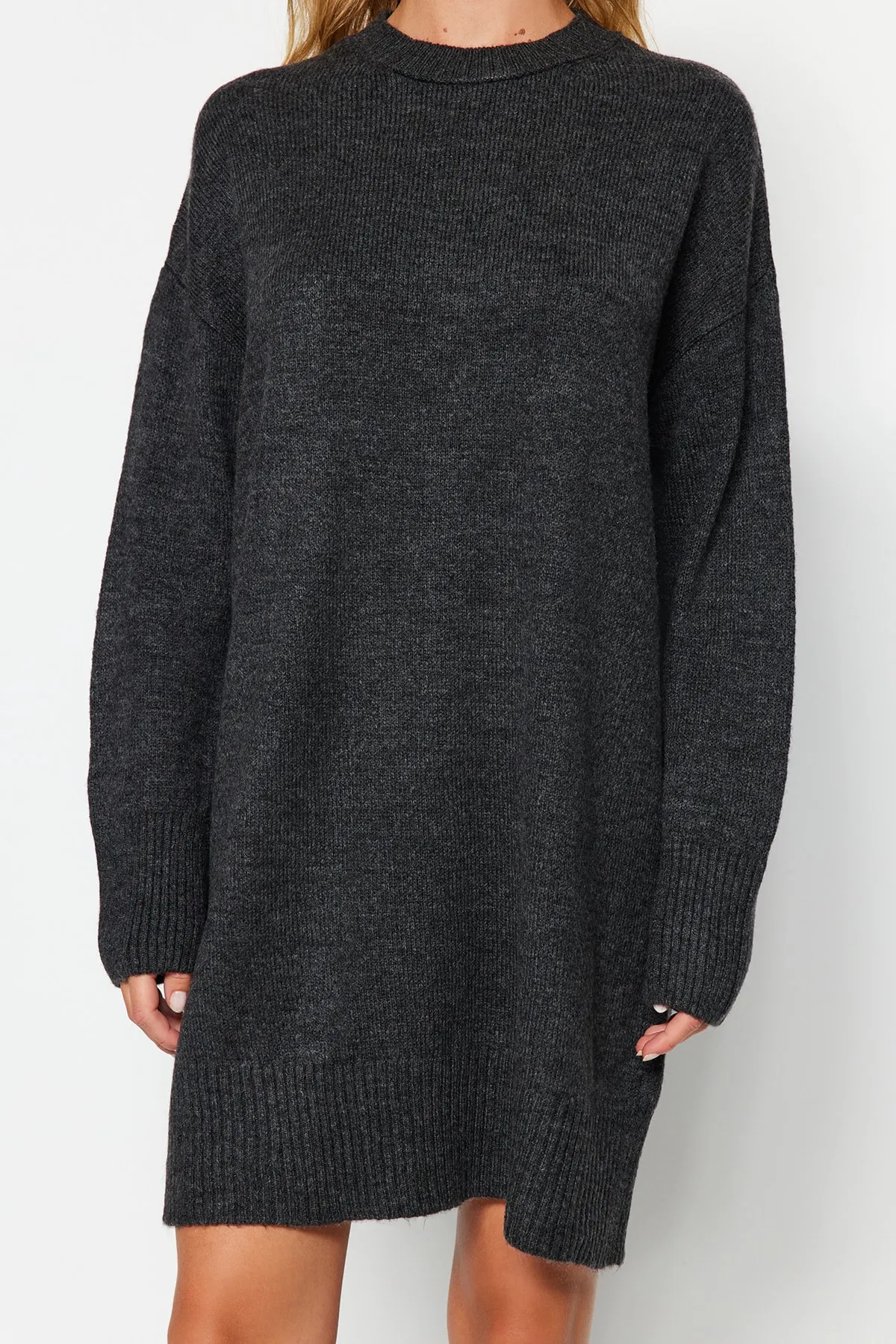 Trendyol Collection  Anthrazitfarbenes Mini-Strickkleid mit Rundhalsausschnitt TWOAW24EL00035