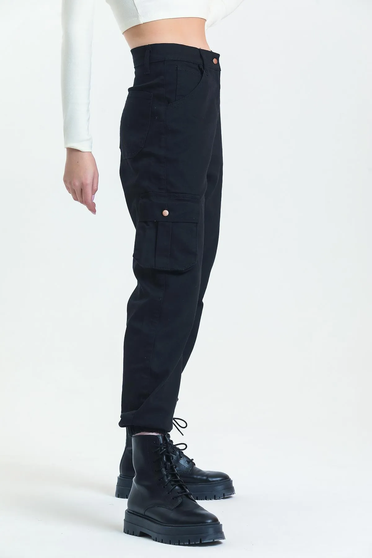Domoda  Schwarze Jogger-Damenhose aus Gabardine mit bequemer Passform, elastischem Bündchen und Cargotasche