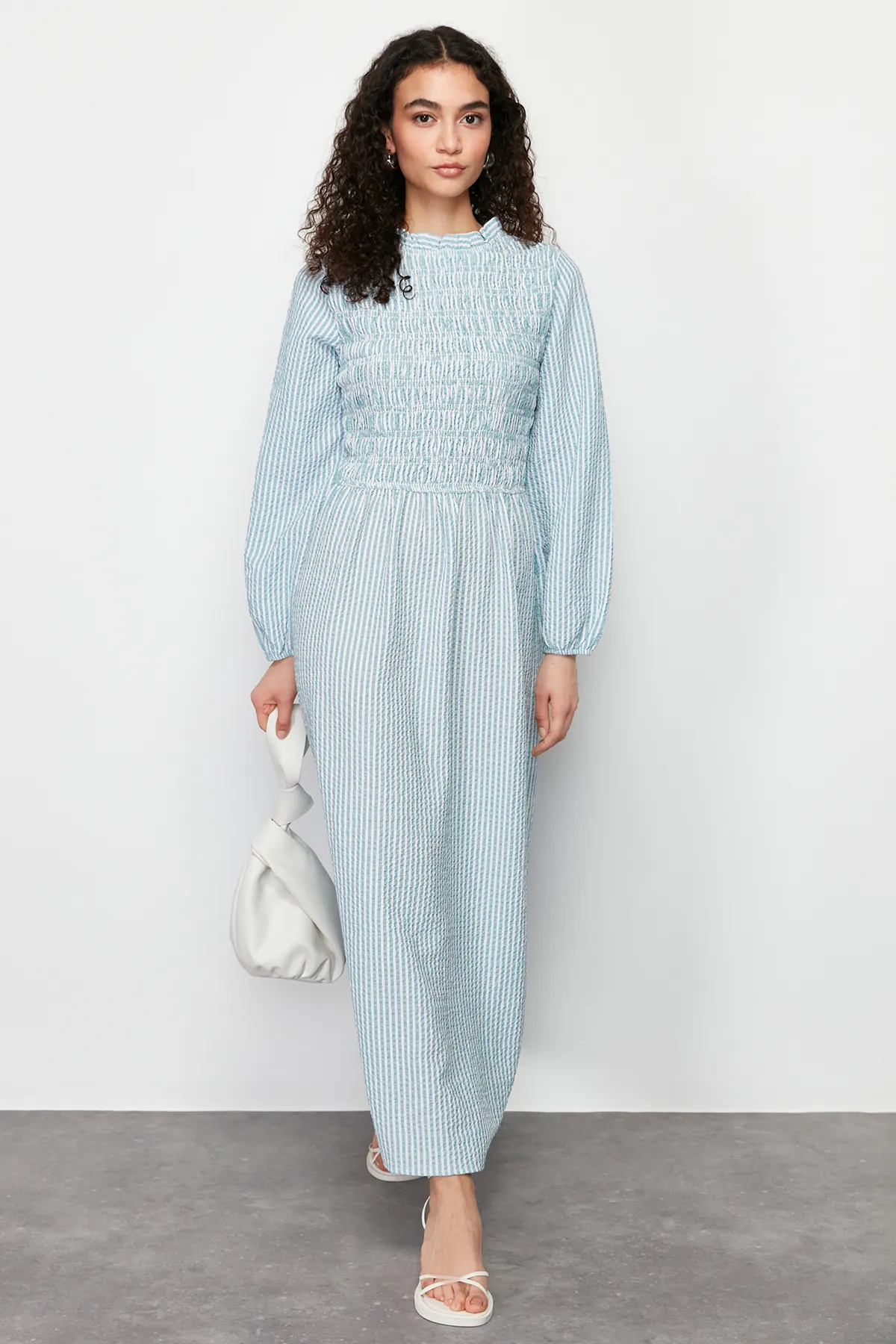 Trendyol Modest  Grün gestreiftes Gipe-Webkleid mit detaillierten Details TCTSS24EB00082