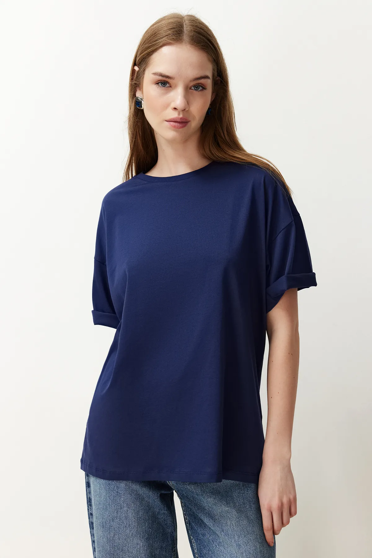 Trendyol Collection  Marineblaues Boyfriend-Strick-T-Shirt aus 100 % Baumwolle mit weitem Schnitt und Rundhalsausschnitt TWOSS20TS0134