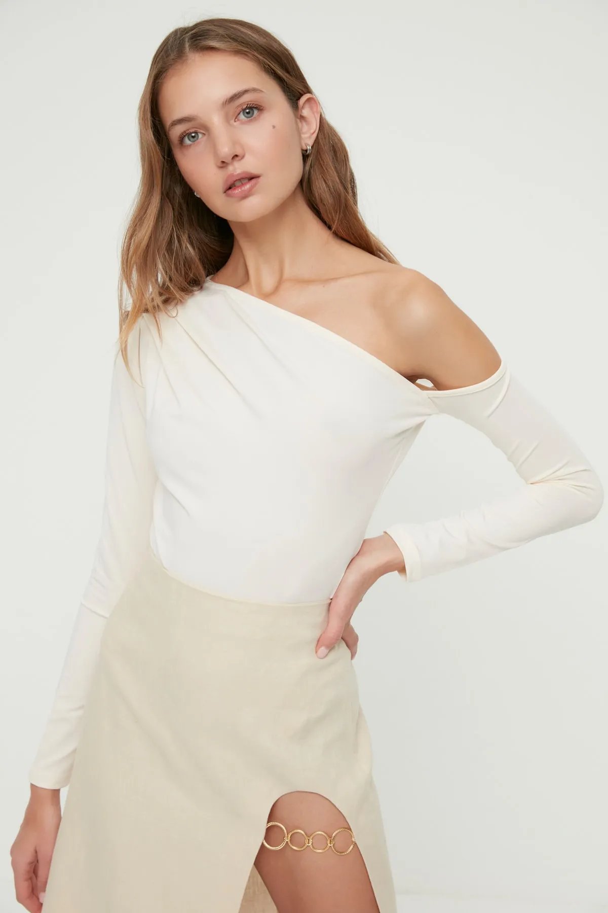 Trendyol Collection  Ecrufarbener, asymmetrischer Kragen, langärmliger Stretch-Strickbody mit Druckknöpfen TWOAW22BD0080