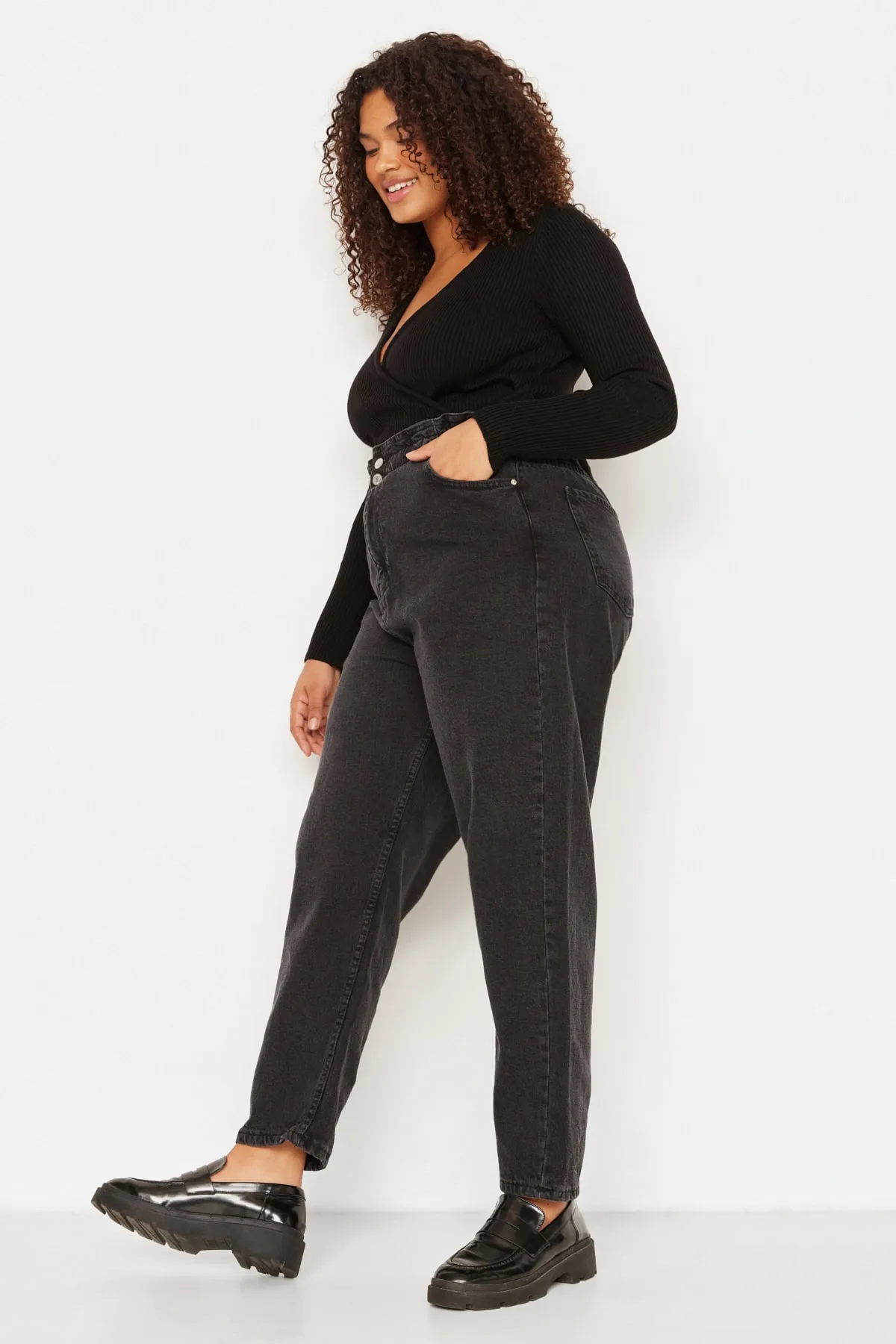 Trendyol Curve  Anthrazitfarbene Mom-Jeans mit hoher Taille und elastischem Bund TBBSS22JE00009