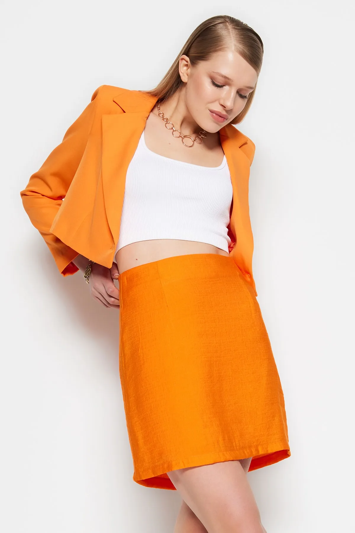 Trendyol Collection  Orangefarbener gewebter Minirock mit hoher Taille und Futter in Leinenoptik TWOSS23ET00008