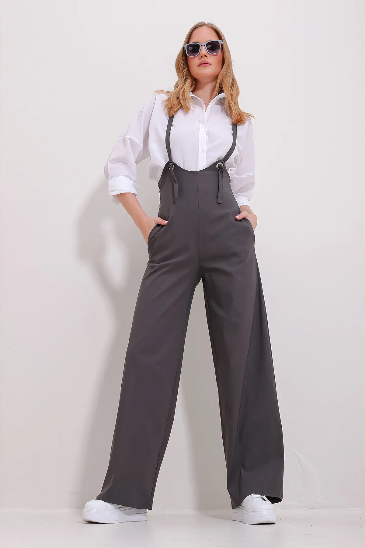 Trend Alaçatı Stili  Anthrazitfarbener Lycra-Overall mit zwei Taschen und Riemchen für Damen ALC-X11539