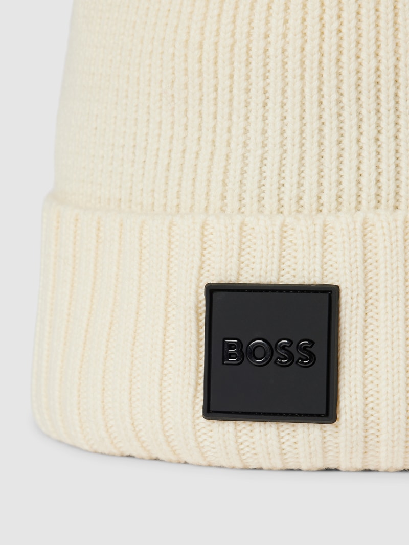 Beanie mit Label-Patch Modell 'Fati' in offwhite