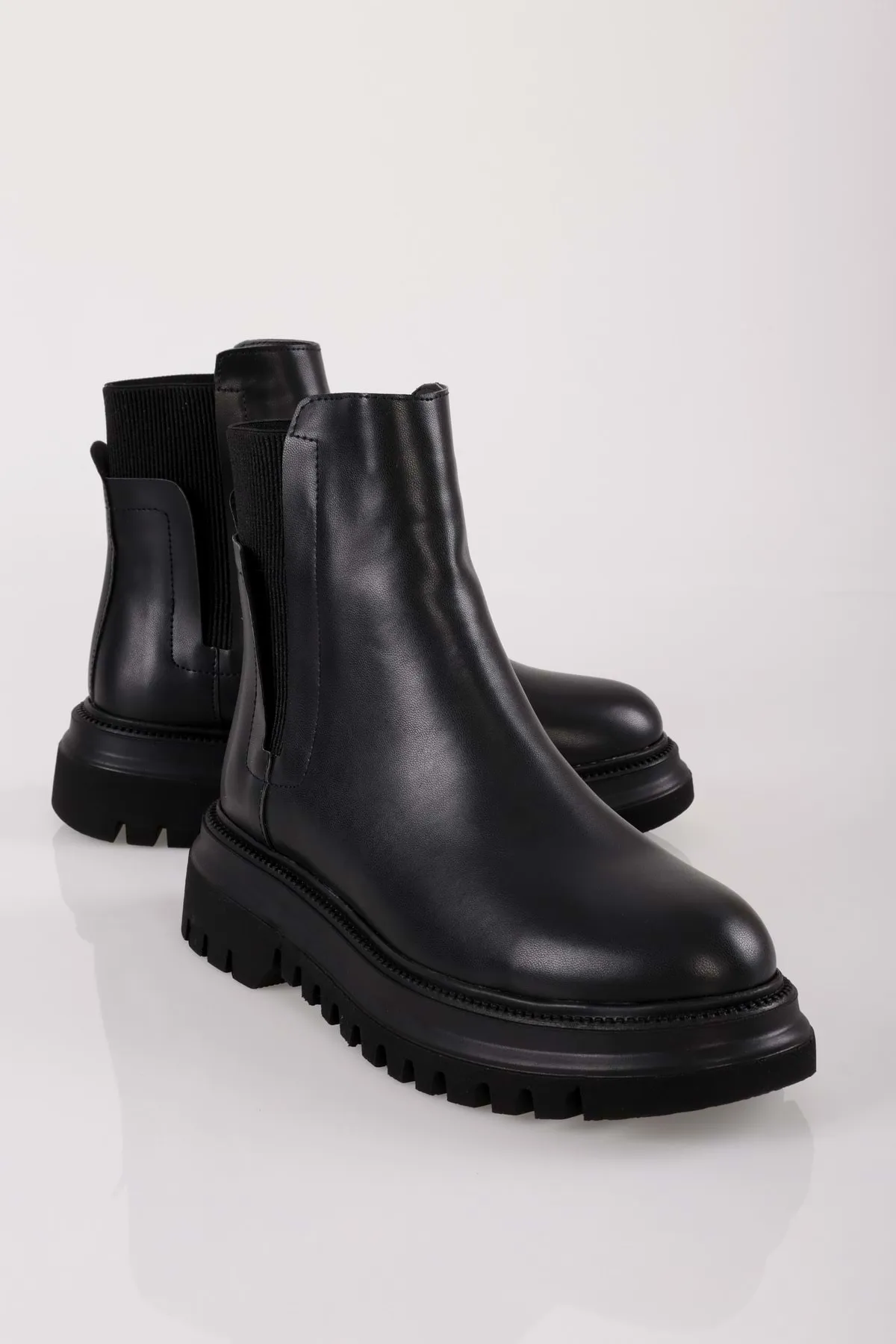 Shoeberry  Schwarze Luke-Stiefel für Damen mit dicker Sohle