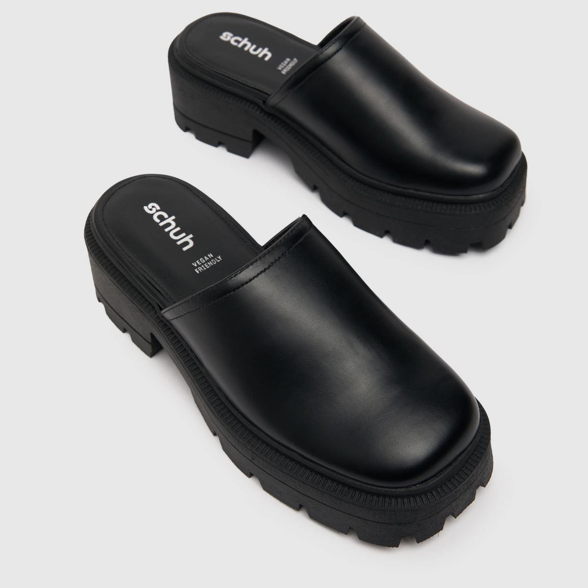 Schuh Tinsley zárt orrú, vastag öszvér szandál fekete színben