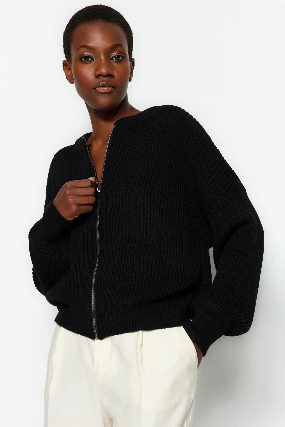 Trendyol Collection  Schwarzer Strickcardigan mit Bomberkragen TWOAW24HI00153