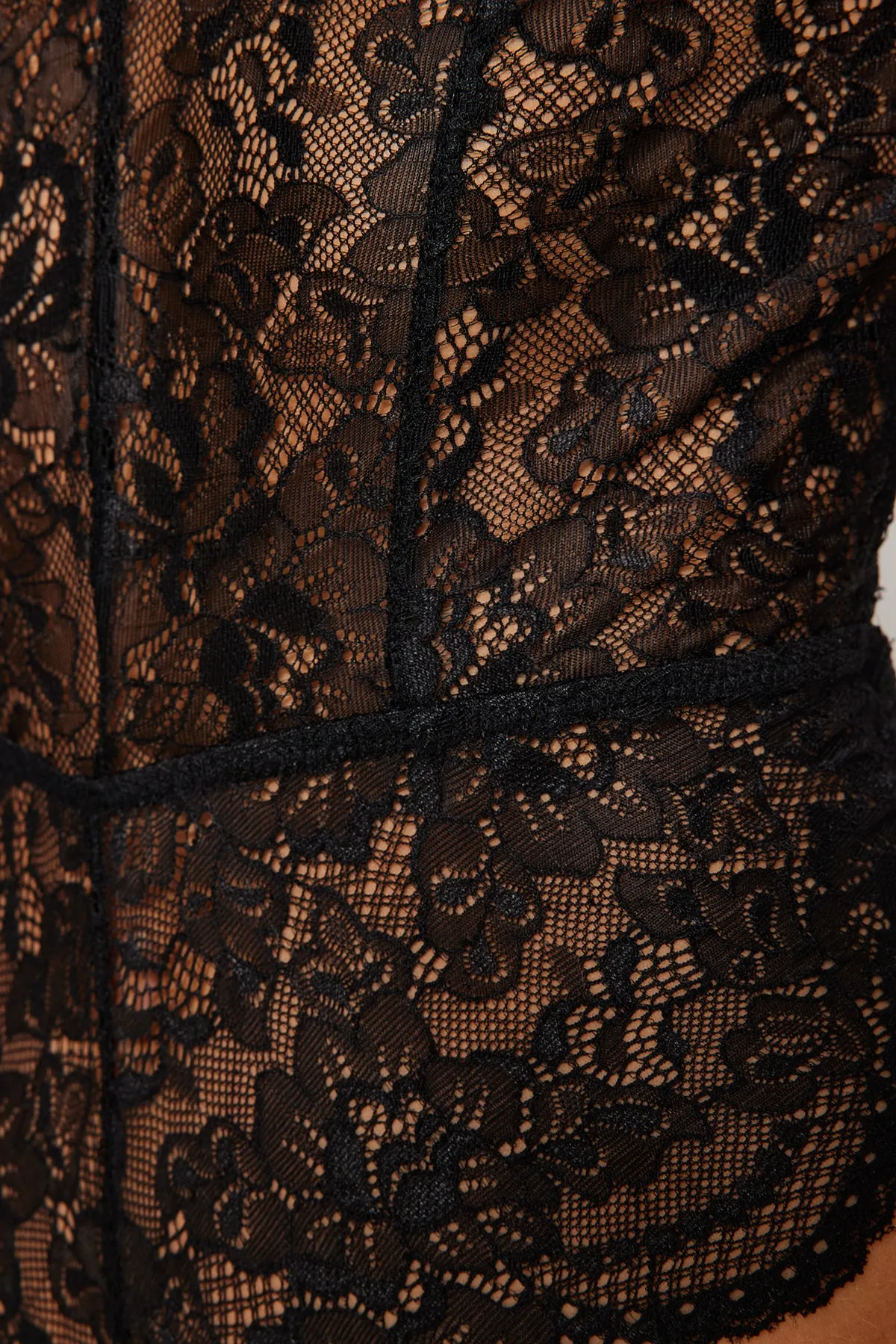 Trendyol Collection  Schwarzer Strick-Body mit Schnürriemen und Druckknöpfen aus Spitze THMAW23BD00009
