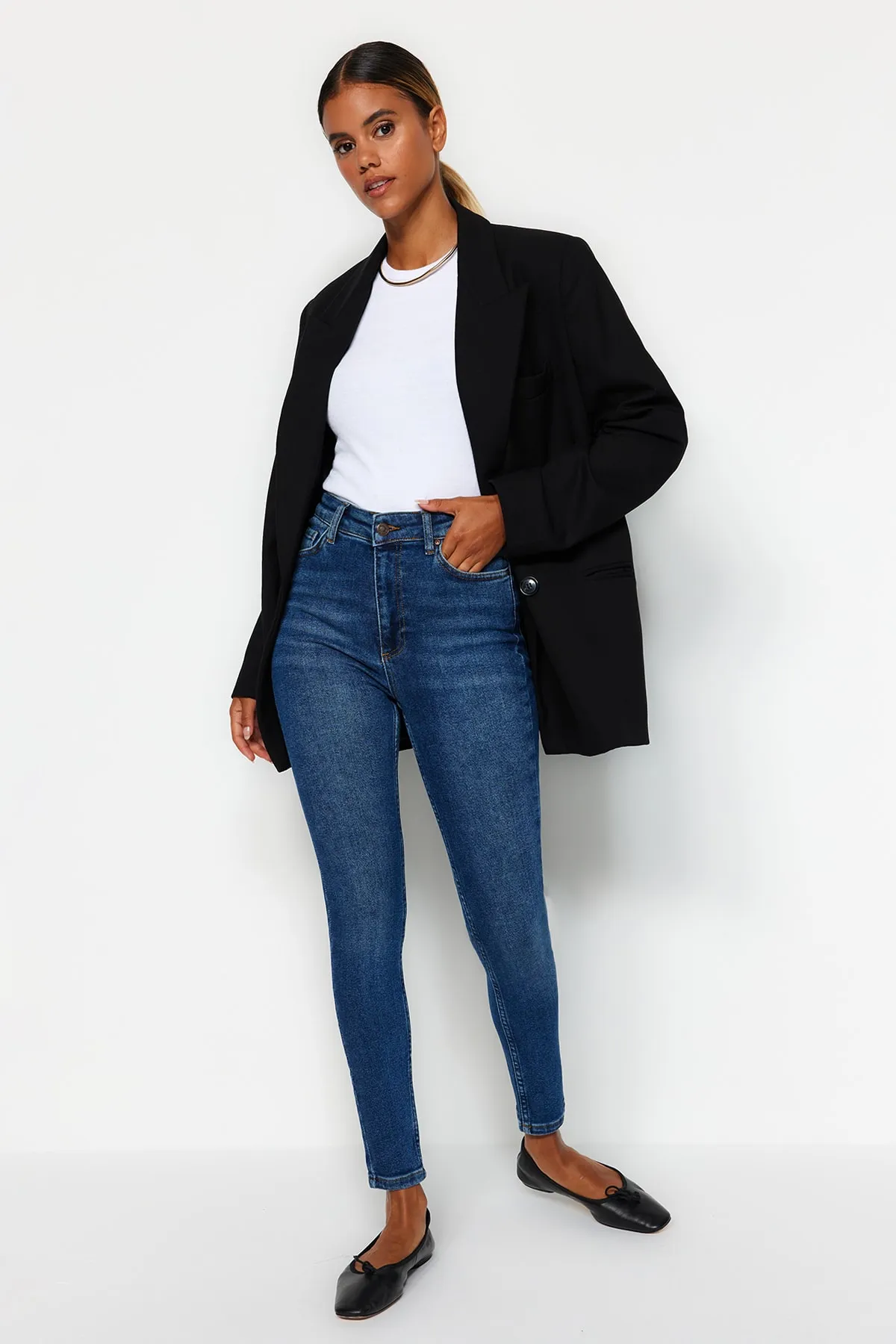 Trendyol Collection  Marineblaue Röhrenjeans mit hoher Taille TWOAW24JE00068