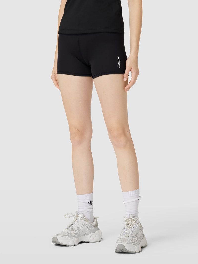 Tight Fit Shorts mit Label-Stitching in schwarz
